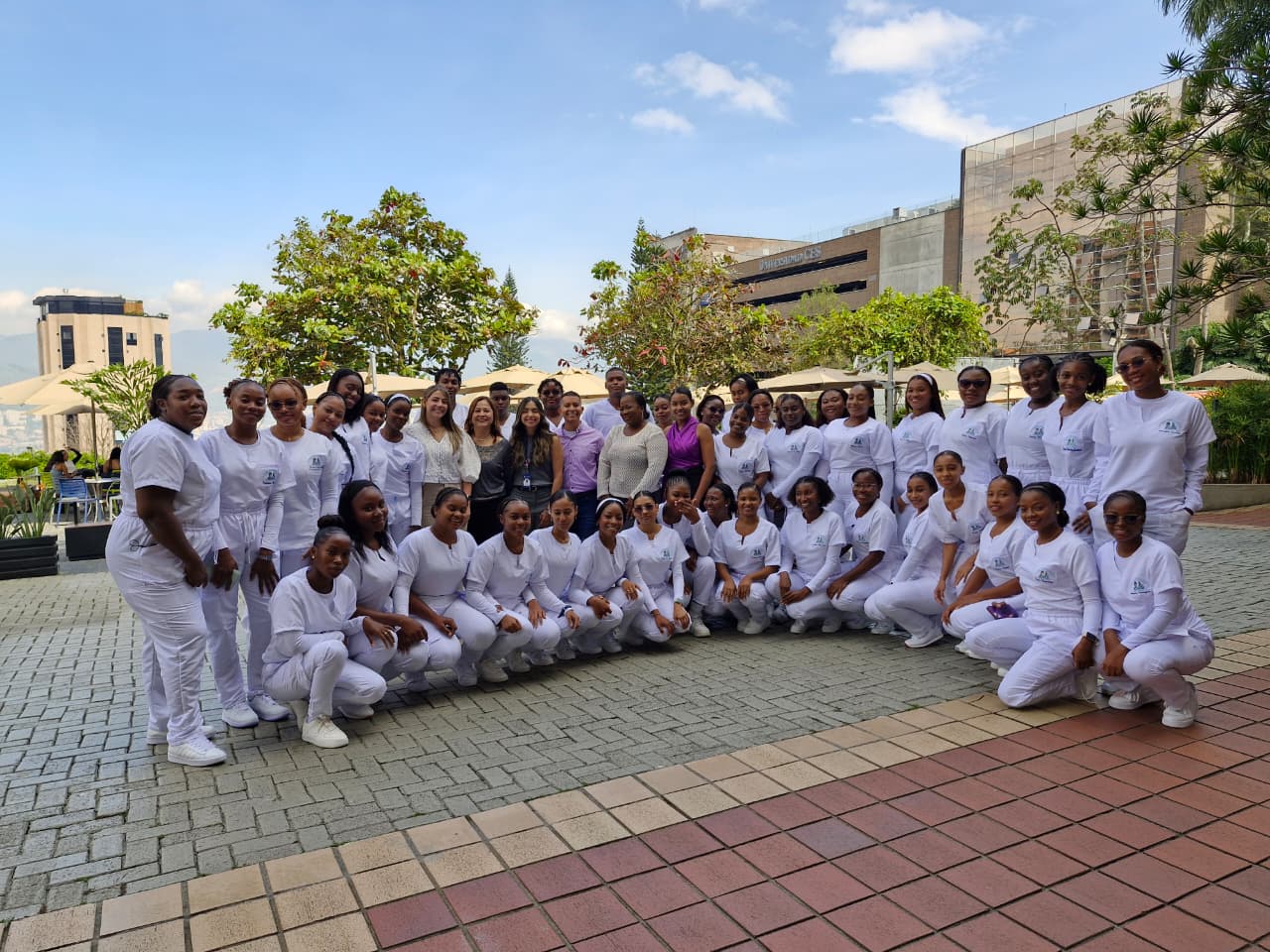 Estudiantes de Enfermería inician prácticas en clínica avanzada en  Medellín