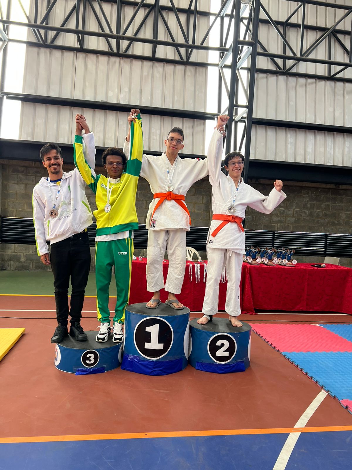 UTCH Campeones en Atletismo y Baloncesto Masculino, de los Juegos Universitarios Estudiantiles UTCH Campeones en Atletismo y Baloncesto Masculino, de los Juegos Universitarios Estudiantiles