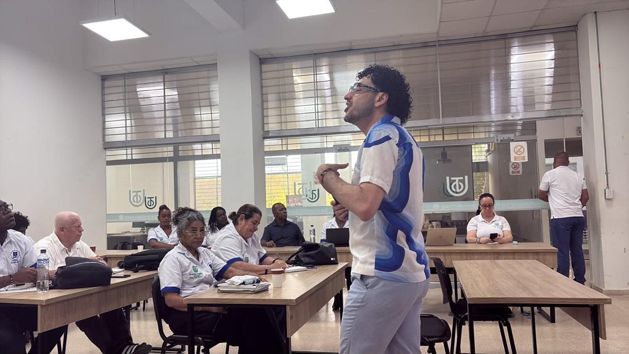 La FCAEC fortalece formación académica con conferencia sobre gestión y transparencia corporativa
